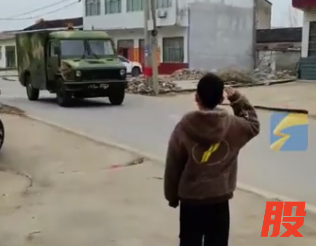 孩子向军车敬礼军车接力回应 妈妈：挺意外，军车回应让人感觉很暖